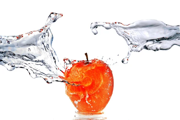 Salpicadura perfecta de agua dulce en la manzana roja —  Fotos de Stock