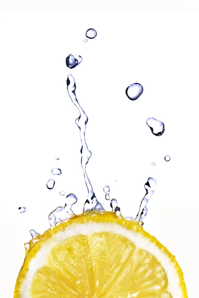Frischwasser tropft auf Zitrone — Stockfoto