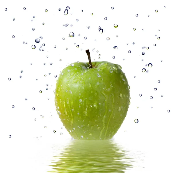 Krople wody słodkiej na zielone jabłko — Zdjęcie stockowe