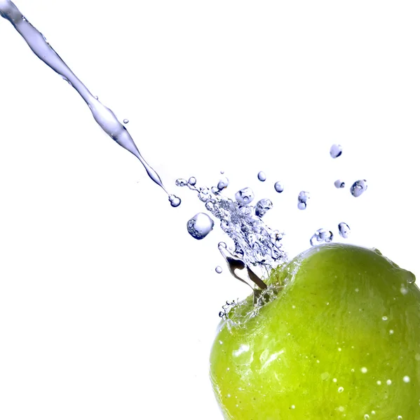 Respingo de água doce na maçã verde — Fotografia de Stock