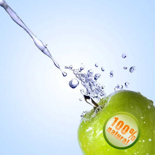 Spruzzi d'acqua dolce sulla mela verde — Foto Stock