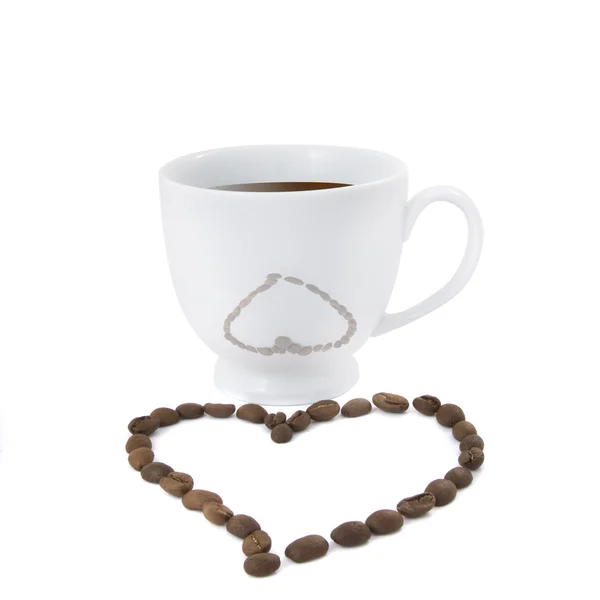 Kaffeetasse mit Herz aus Kaffeebohnen — Stockfoto