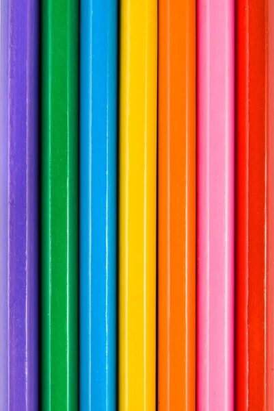 На задньому плані з кольорових олівців — стокове фото