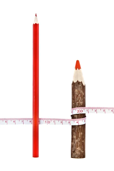 Crayons rouges épais et minces avec règle — Photo