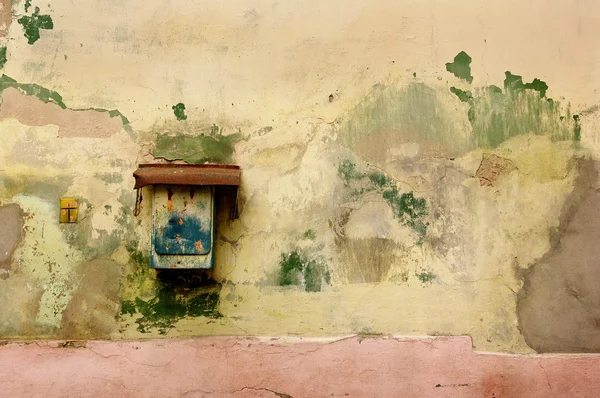 Caixa de correio enferrujada na parede velha — Fotografia de Stock