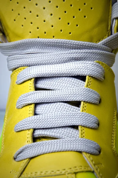 Nahaufnahme Schnürsenkel an den gelben Stiefeln — Stockfoto