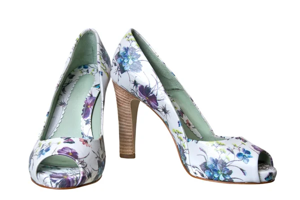 Кожаная женская обувь с цветочным орнаментом — стоковое фото