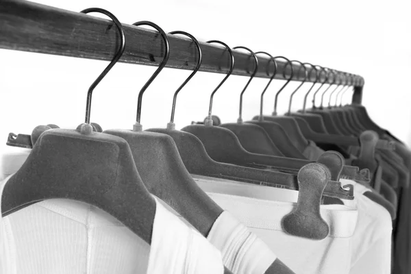 Kleidungsstücke auf Regalen im Geschäft — Stockfoto