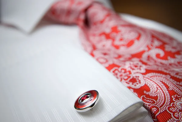 Close-up foto van stud op witte shirt met rode stropdas — Stockfoto