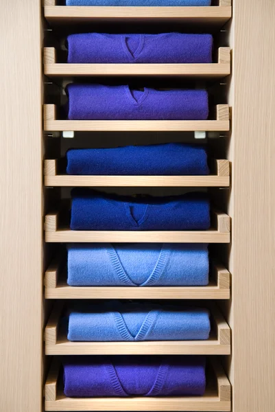 Tienda estante con ropa de color — Foto de Stock