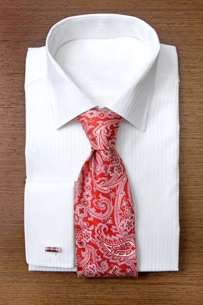 Weißes Hemd mit roter Krawatte auf Holzregal — Stockfoto