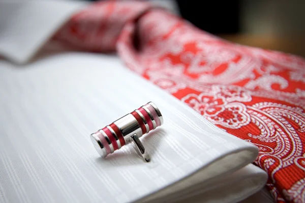 Nahaufnahme von Nieten auf weißem Hemd mit roter Krawatte — Stockfoto