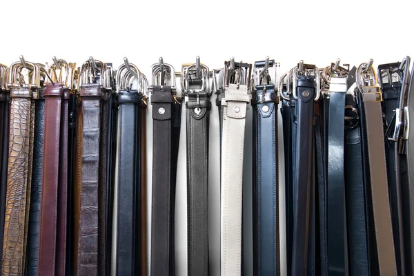 Un montón de cinturones de cuero en la tienda —  Fotos de Stock