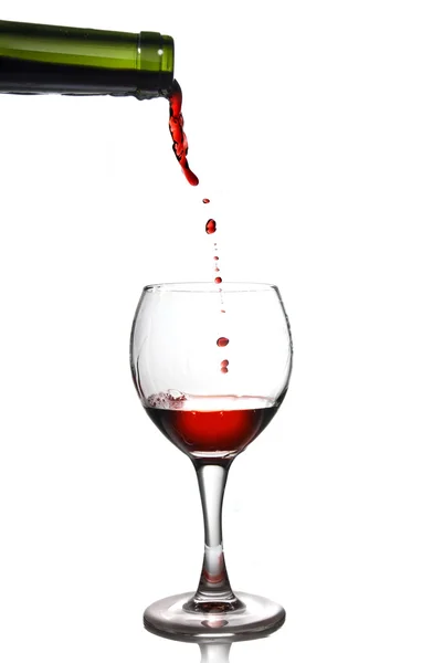 Выливать красное вино в кубок — стоковое фото