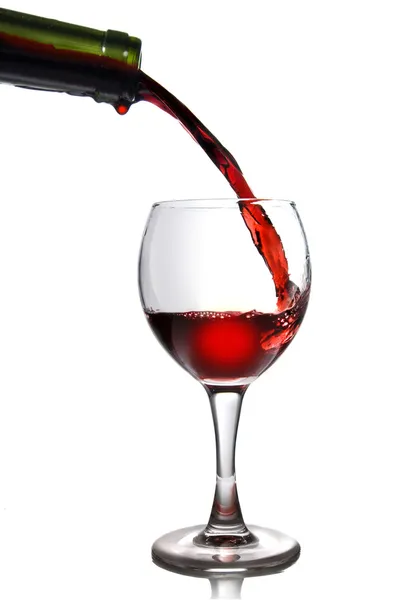 Verter vino tinto en copa —  Fotos de Stock