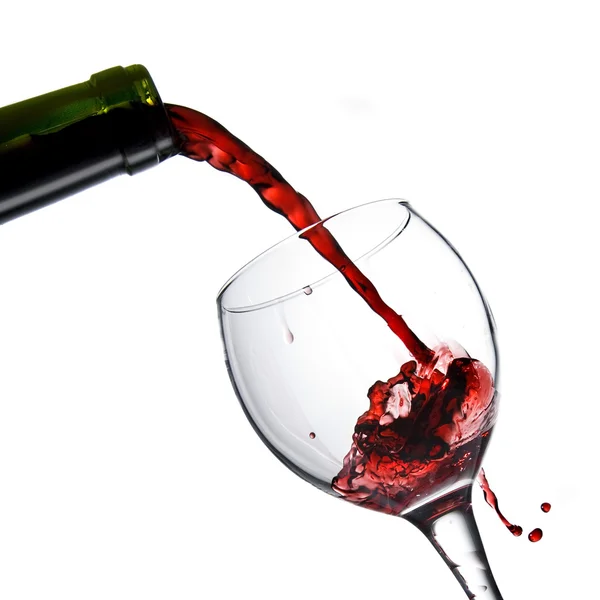 Hälla rött vin i glas bägare isolerad på vit — Stockfoto