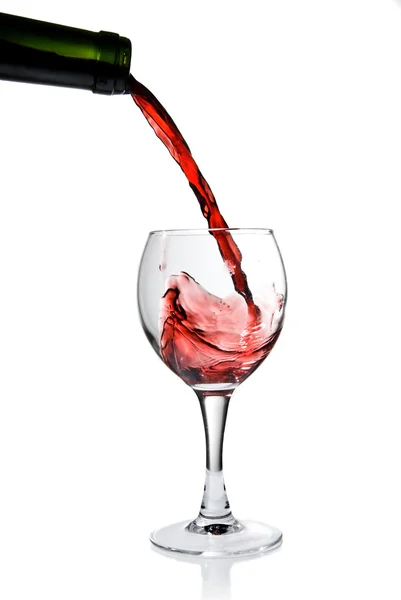 白で隔離されるガラス ゴブレットで赤ワインを注ぐ — ストック写真