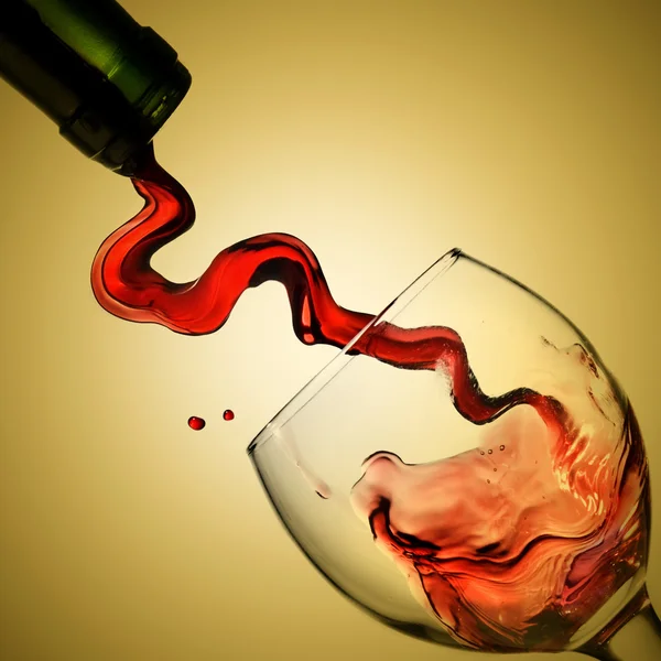 Pouring red wine in goblet — Stock Photo, Image