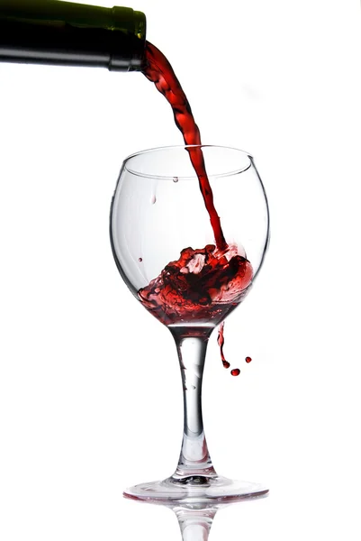 白で隔離されるガラス ゴブレットで赤ワインを注ぐ — ストック写真