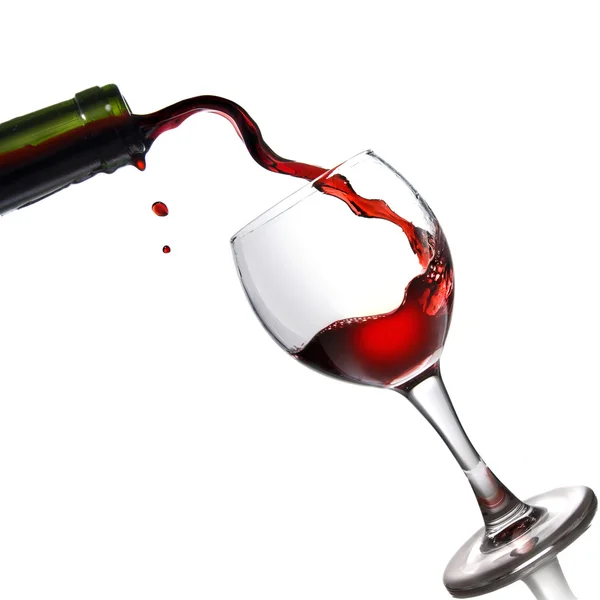 Einschenken von Rotwein in Glaskelch isoliert auf weiß — Stockfoto