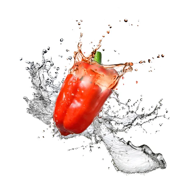 Zoet water splash op rode peper op witte geïsoleerd — Stockfoto