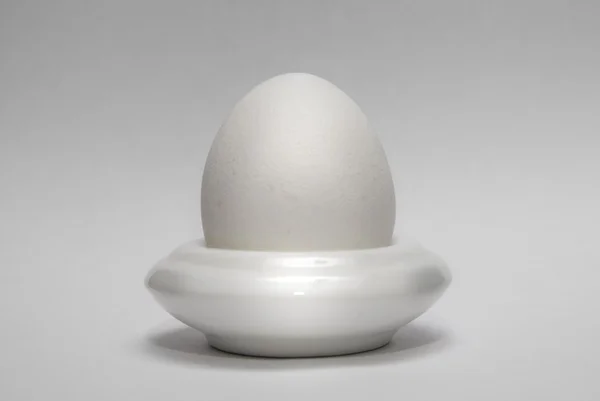 Ei in de horizontale eggcup — Stockfoto