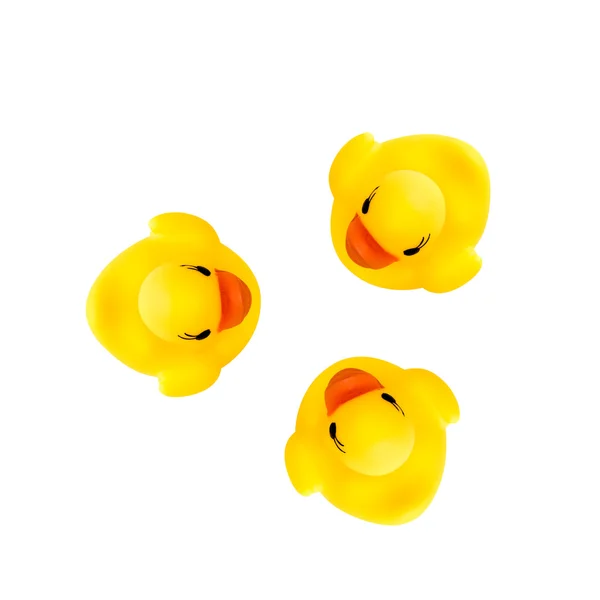 Três patos amarelos de borracha isolados em branco — Fotografia de Stock
