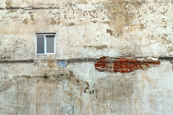 Fenêtre traditionnelle sur vieux mur blanc — Photo