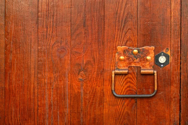 Maniglia sulla porta di legno — Foto Stock