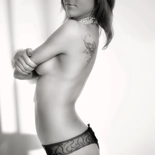 Sexy chica anónima con la espalda desnuda — Foto de Stock