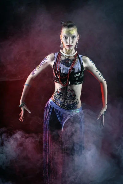 Tribal flicka dansa i dimma — Stockfoto