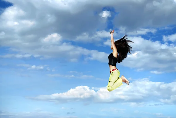 Ein junges Mädchen springt — Stockfoto