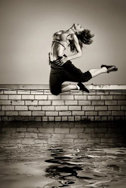 Девушка прыгает на крышу — стоковое фото