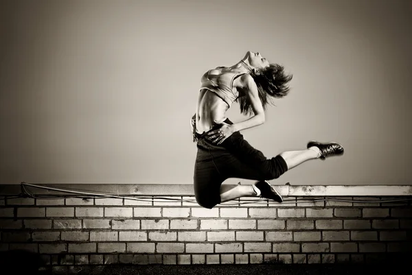 Девушка прыгает на крышу — стоковое фото