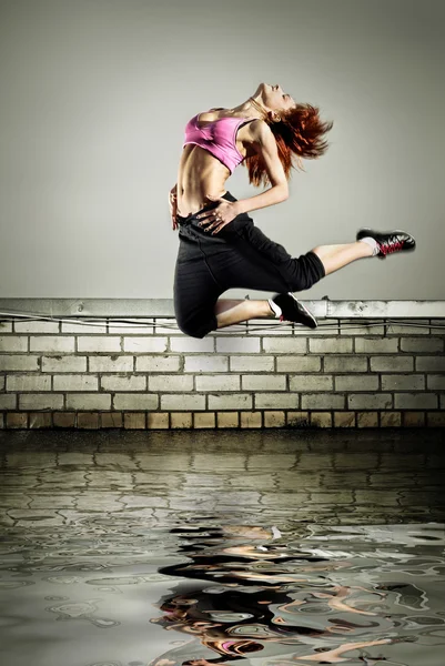Mädchen springt aufs Dach — Stockfoto