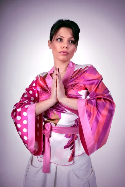 Atrractive girl in kimono pray — Stock Photo, Image