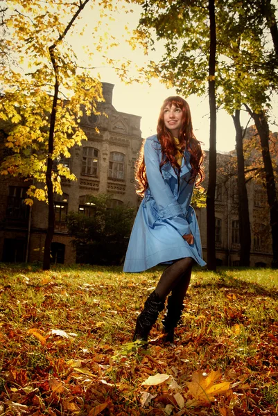 Woman in blue jaket posing in autumn park — Stock Photo, Image