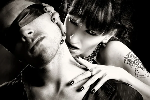 Vampier vrouw bijt een blinde man — Stockfoto