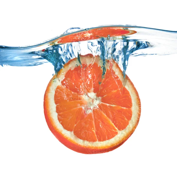 Verse grapefruit gedaald in water met splash geïsoleerd op wit — Stockfoto