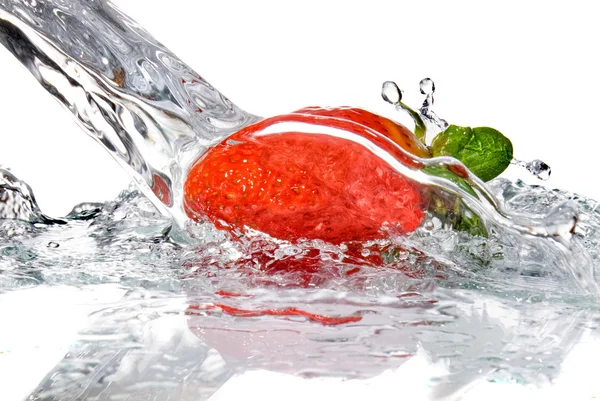 Νωπών φράουλα και νερό splash απομονωθεί σε λευκό — Φωτογραφία Αρχείου