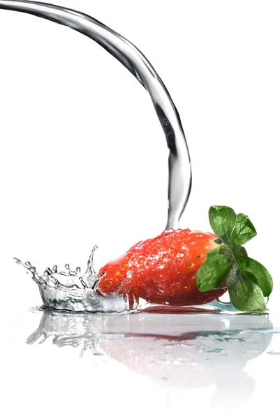 신선한 딸기와 물 스플래시 흰색 절연 — 스톡 사진