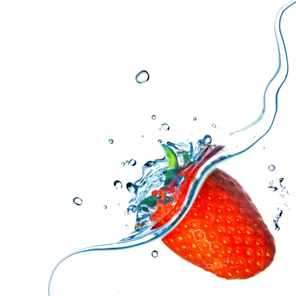 新鲜草莓掉入水中与飞溅在白色隔离 — 图库照片