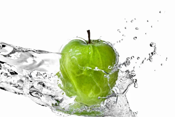 Süßwasserspritzer auf grünem Apfel isoliert auf weißem — Stockfoto