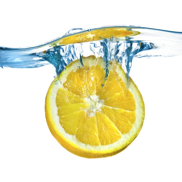 Limão fresco despejado na água com respingo isolado no branco — Fotografia de Stock