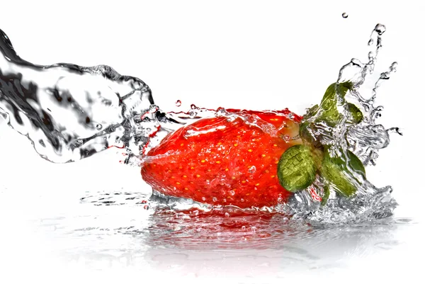 Frische Erdbeere und Wasserspritzer isoliert auf weiß — Stockfoto