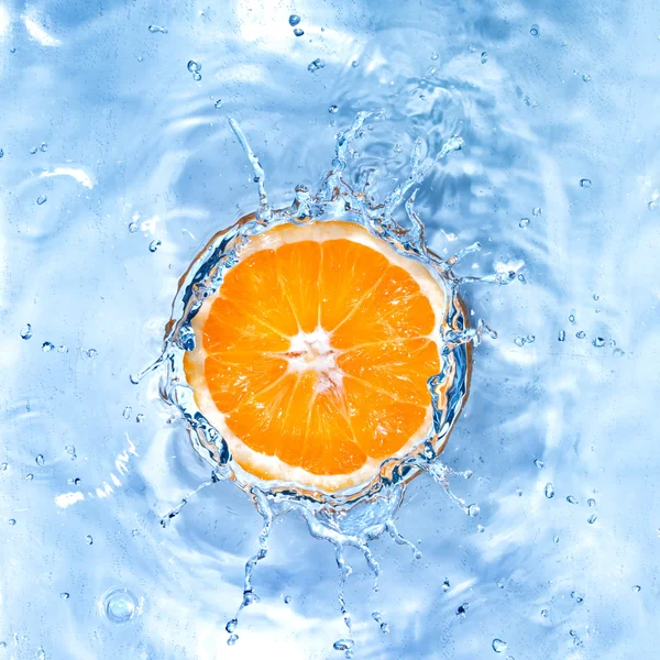 Свежий апельсин упал в воду с пузырьками изолированы на белом — стоковое фото