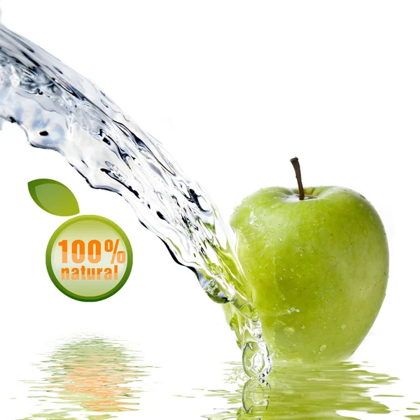 Sladké vody splash na zelené jablko izolovaných na bílém — Stock fotografie