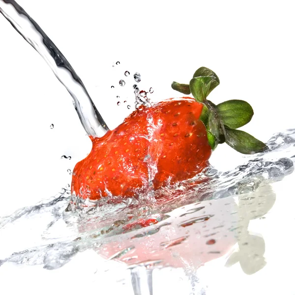 Verse aardbeien en water splash geïsoleerd op wit — Stockfoto