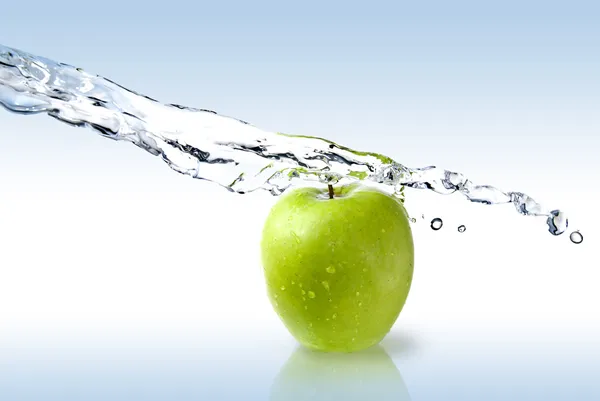 Plusk wody słodkiej na zielone jabłko na białym tle — Zdjęcie stockowe
