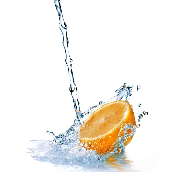 Капли пресной воды на апельсине изолированы на белом — стоковое фото